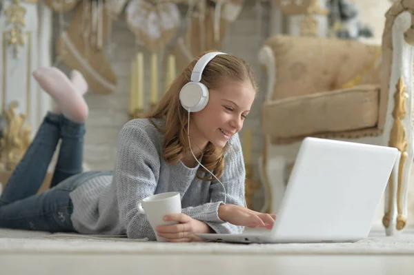 Aranyos Lány Fülhallgató Segítségével Laptop Miközben Feküdt Padlón Otthon — Stock Fotó