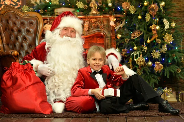 圣诞节的圣诞老人和快乐的男孩 — 图库照片