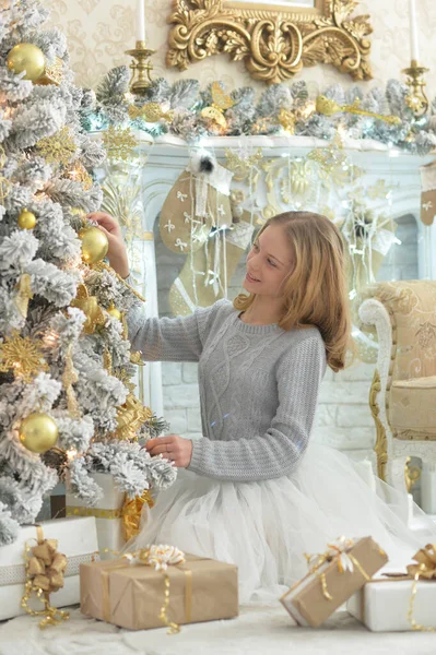 Schöne Mädchen Schmücken Weihnachtsbaum Hause — Stockfoto