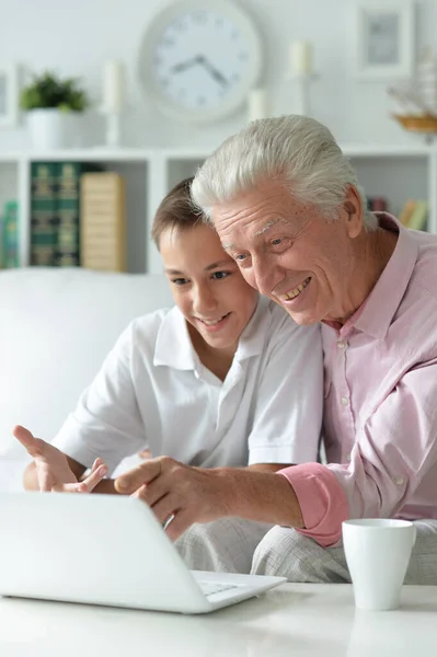 Ritratto Ragazzo Nonno Con Computer Portatile Casa — Foto Stock