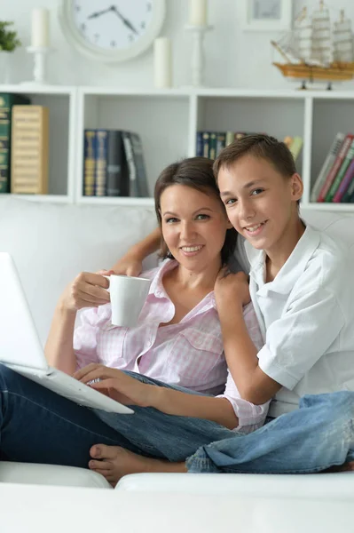 Mãe Filho Usando Laptop Moderno Casa — Fotografia de Stock