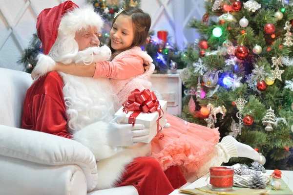 圣诞老人和带礼物的快乐女孩 — 图库照片