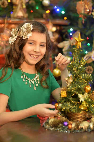 Nettes Mädchen Schmückt Weihnachtsbaum Hause — Stockfoto
