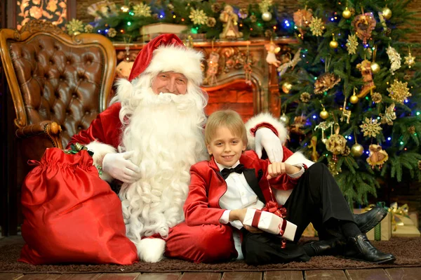 圣诞节的圣诞老人和快乐的男孩 — 图库照片