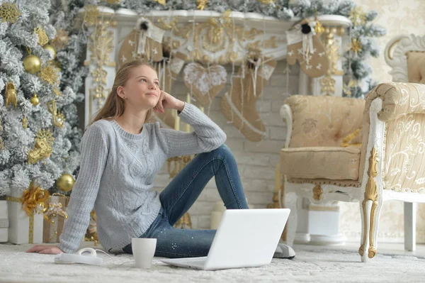 Tiener Meisje Met Laptop Vloer Kerstmis — Stockfoto