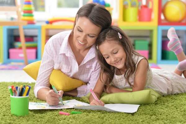 Kleines Süßes Mädchen Mit Mutter Zeichnung Hause — Stockfoto