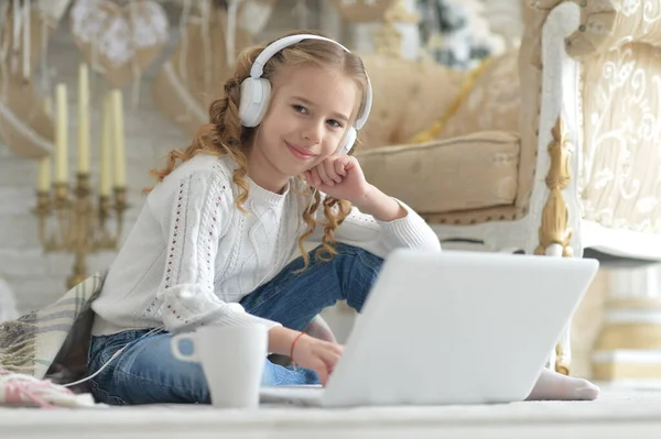 Piękna Dziewczyna Słuchawkach Laptopem Boże Narodzenie — Zdjęcie stockowe