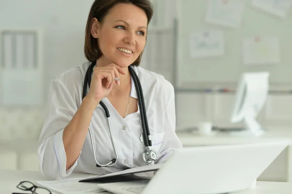 Ritratto Dottoressa Sorridente Ospedale — Foto Stock