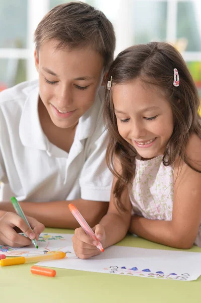 Sonriendo Hermano Hermana Dibujando Juntos — Foto de Stock