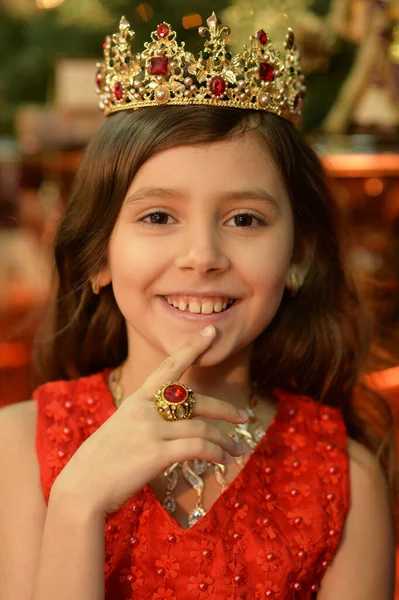 穿着皇冠的小女孩在演播室里摆姿势 — 图库照片