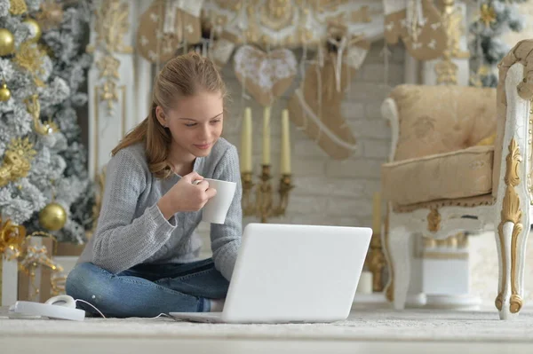 Χαριτωμένο Κορίτσι Χρησιμοποιώντας Φορητό Υπολογιστή Ενώ Κάθεται Στο Πάτωμα Στο — Φωτογραφία Αρχείου