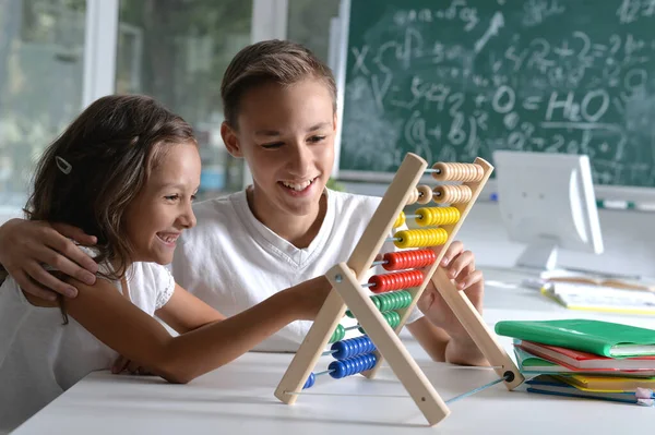 Vrolijke Broer Zus Samen Huiswerk Maken — Stockfoto