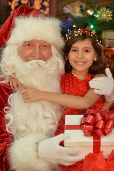 Πορτρέτο Του Βασίλη Και Ευτυχισμένη Κοπέλα Δώρο Από Χριστουγεννιάτικο Δέντρο — Φωτογραφία Αρχείου