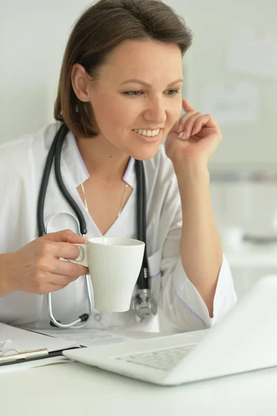病院でのお茶と笑顔の女性医師の肖像 — ストック写真