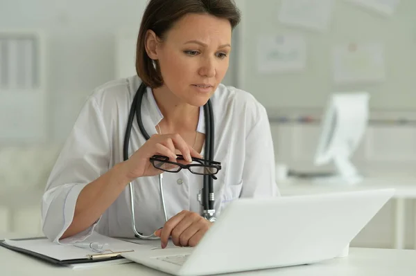 Ritratto Medico Donna Triste Ospedale — Foto Stock