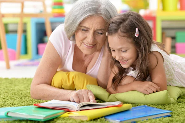 Büyükannesi Küçük Torunuyla Kitap Okuyor — Stok fotoğraf