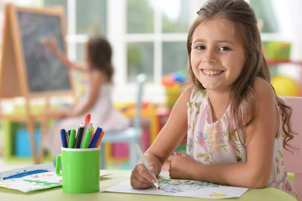 Süßes Lächelndes Mädchen Zeichnet Hause — Stockfoto