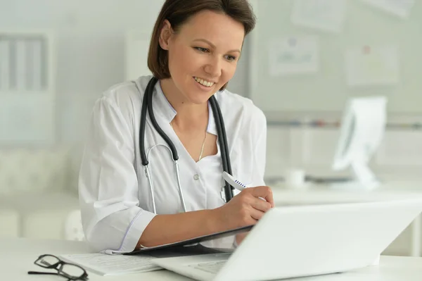 Retrato Uma Médica Sorridente Hospital — Fotografia de Stock