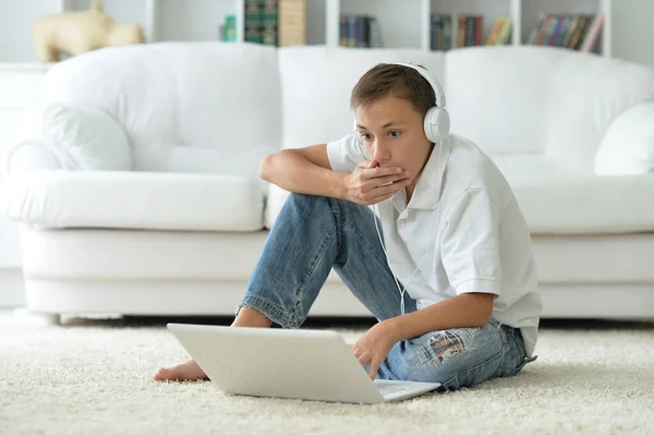 Verwirrter Junge Mit Kopfhörer Mit Laptop Zimmer — Stockfoto