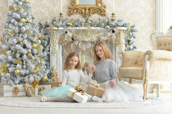 Meninas Bonitos Com Presentes Perto Árvore Natal Decorada — Fotografia de Stock