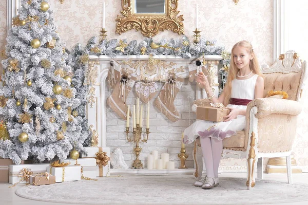 Vacker Flicka Med Gåva Julen Hemma — Stockfoto