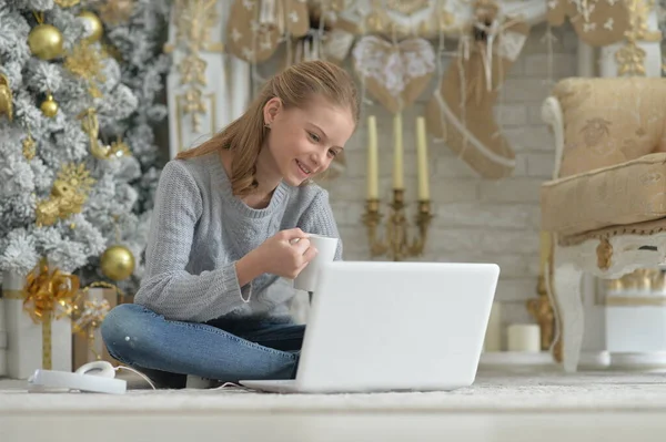 Noel Evde Otururken Dizüstü Bilgisayar Kullanan Tatlı Kız — Stok fotoğraf