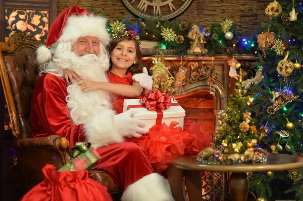 Retrato Santa Claus Niña Feliz Con Regalo Por Árbol Navidad — Foto de Stock