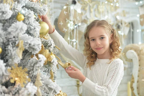 Šťastná Dívka Zdobí Vánoční Stromeček Doma — Stock fotografie