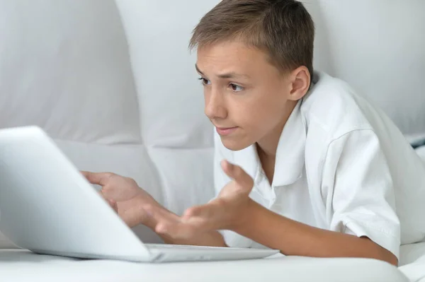 Leuke Jongen Het Gebruik Van Laptop Thuis — Stockfoto