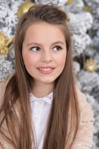 Hermosa Chica Cerca Árbol Navidad — Foto de Stock