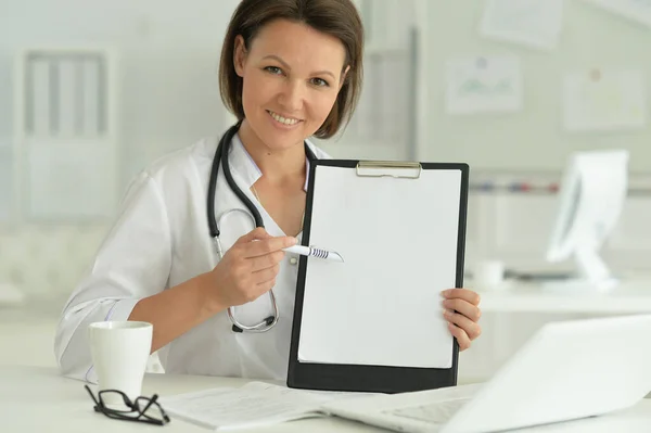 Retrato Médico Sorridente Mostrando Prancheta Hospital — Fotografia de Stock