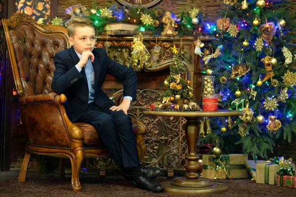 Portret Małego Chłopca Pozującego Boże Narodzenie — Zdjęcie stockowe