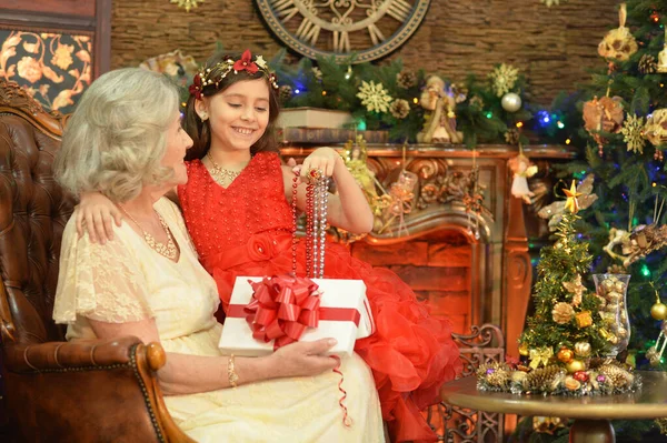 圣诞节带着礼物带着奶奶笑的小女孩的画像 — 图库照片