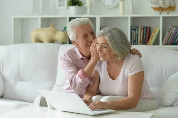 Gelukkig Senior Paar Met Laptop Thuis — Stockfoto