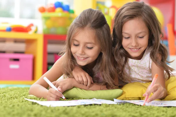 Két Aranyos Kislány Rajzol Ceruzával — Stock Fotó