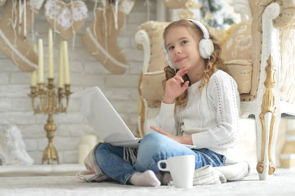 Hermosa Chica Auriculares Con Portátil Navidad — Foto de Stock