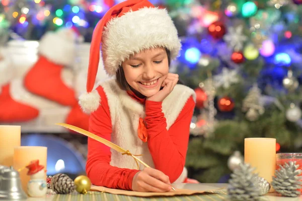 Porträtt Lycklig Flicka Skriva Brev Till Jultomten — Stockfoto