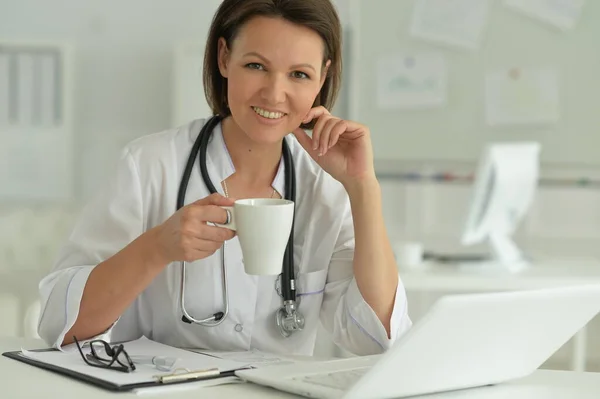 Ritratto Dottoressa Sorridente Con Ospedale — Foto Stock