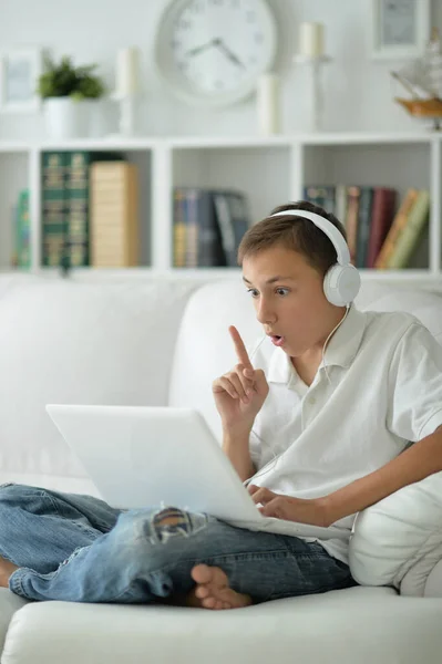 Rapaz Bonito Fones Ouvido Usar Laptop Casa — Fotografia de Stock