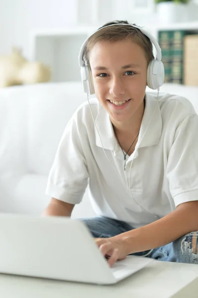 Lindo Chico Auriculares Usando Ordenador Portátil Habitación — Foto de Stock