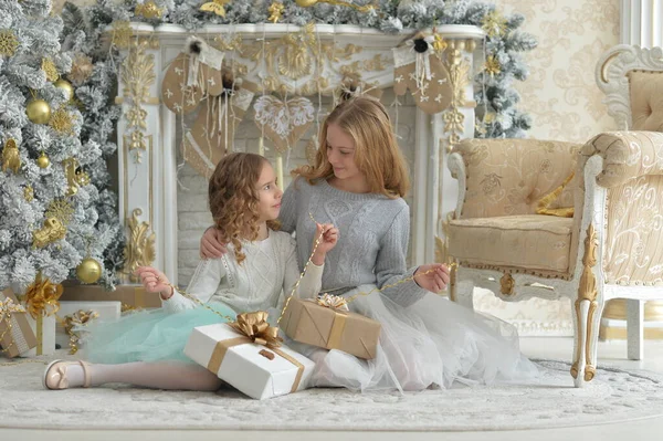 Meninas Bonitos Com Presentes Perto Árvore Natal Decorada — Fotografia de Stock