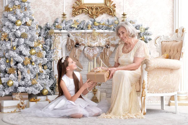 Retrato Menina Sorridente Com Avó Com Presente Natal — Fotografia de Stock