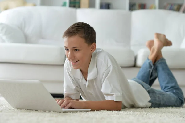 Rapaz Bonito Usar Laptop Casa — Fotografia de Stock