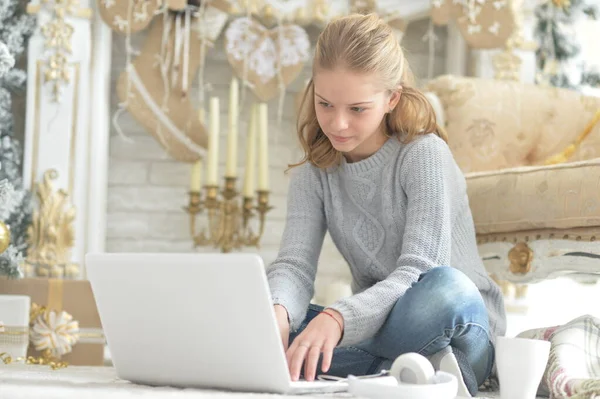 Meisje Met Behulp Van Laptop Terwijl Zitten Vloer Kerstmis — Stockfoto