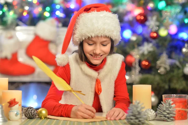 Retrato Menina Feliz Escrevendo Carta Para Papai Noel — Fotografia de Stock