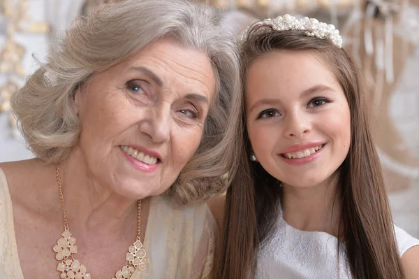 Retrato Una Abuela Sonriente Nieta —  Fotos de Stock