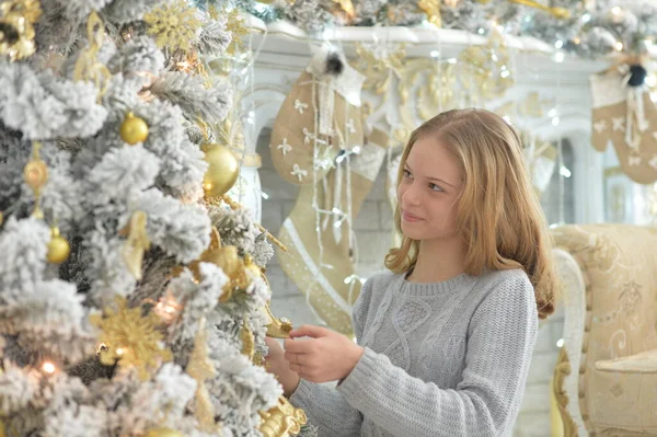 Krásná Dívka Zdobí Vánoční Stromeček Doma — Stock fotografie