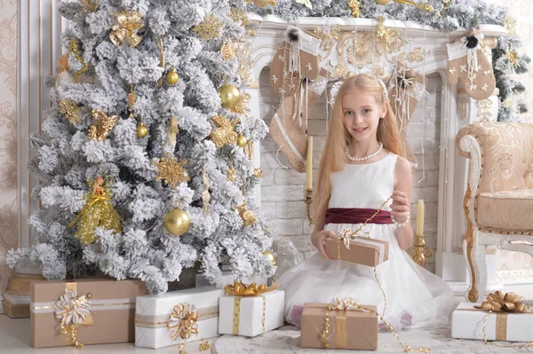 Retrato Menina Feliz Com Presentes Natal — Fotografia de Stock