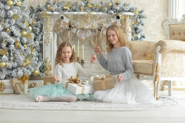 Meninas Bonitos Com Presentes Perto Árvore Natal Decorada — Fotografia de Stock