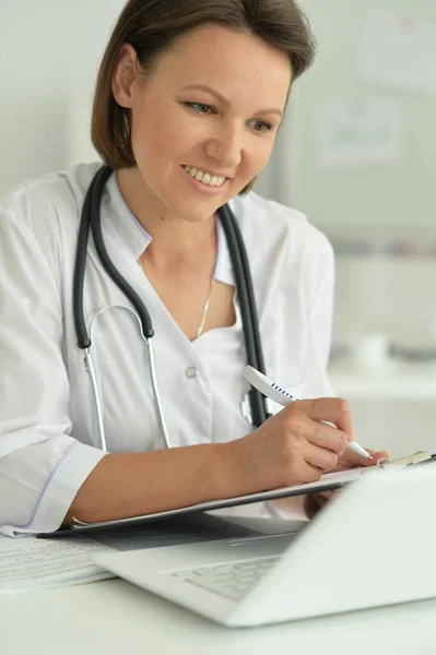 Retrato Uma Médica Sorridente Hospital — Fotografia de Stock